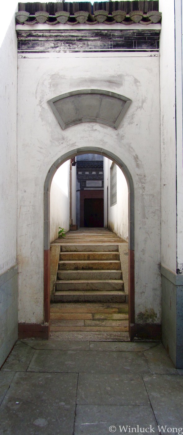 Alleyway photo for "Greyout" poem by Winluck Wong, writing in New Brunswick